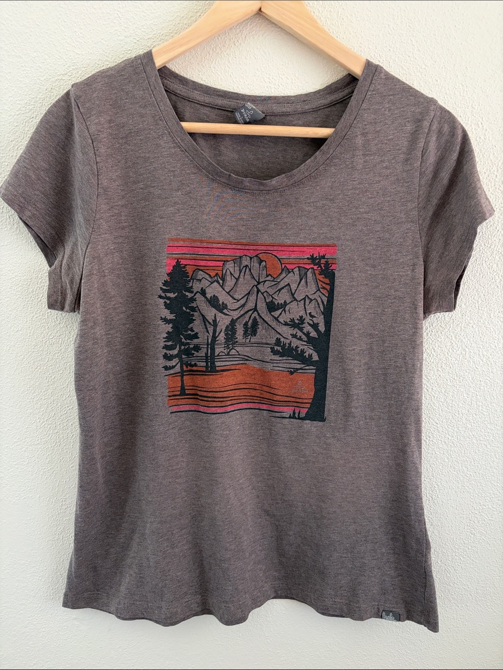 PrAna short sleeve screen print t-shirt | brown and orange | size large